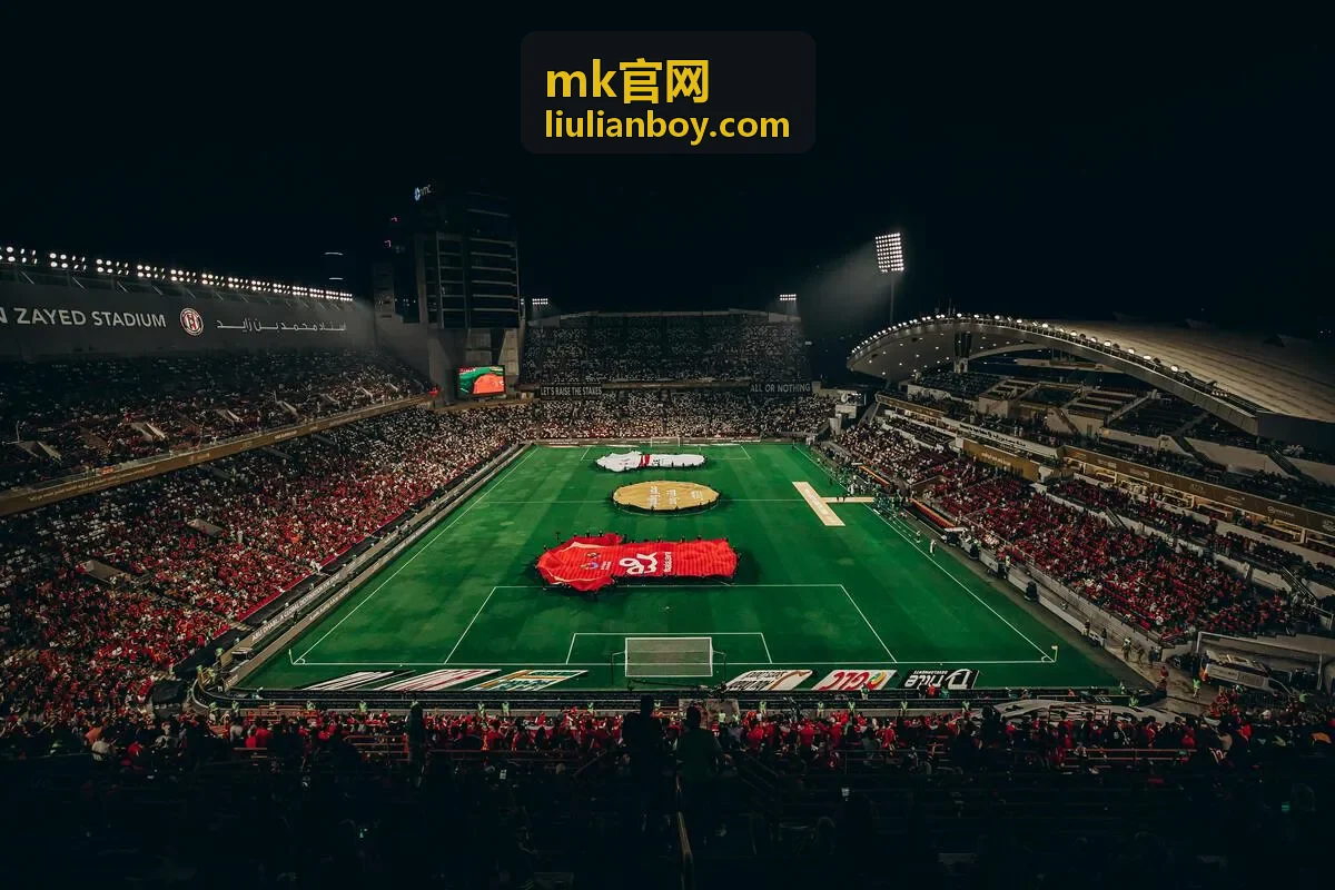 mk官网当季主推通勤手提包展示